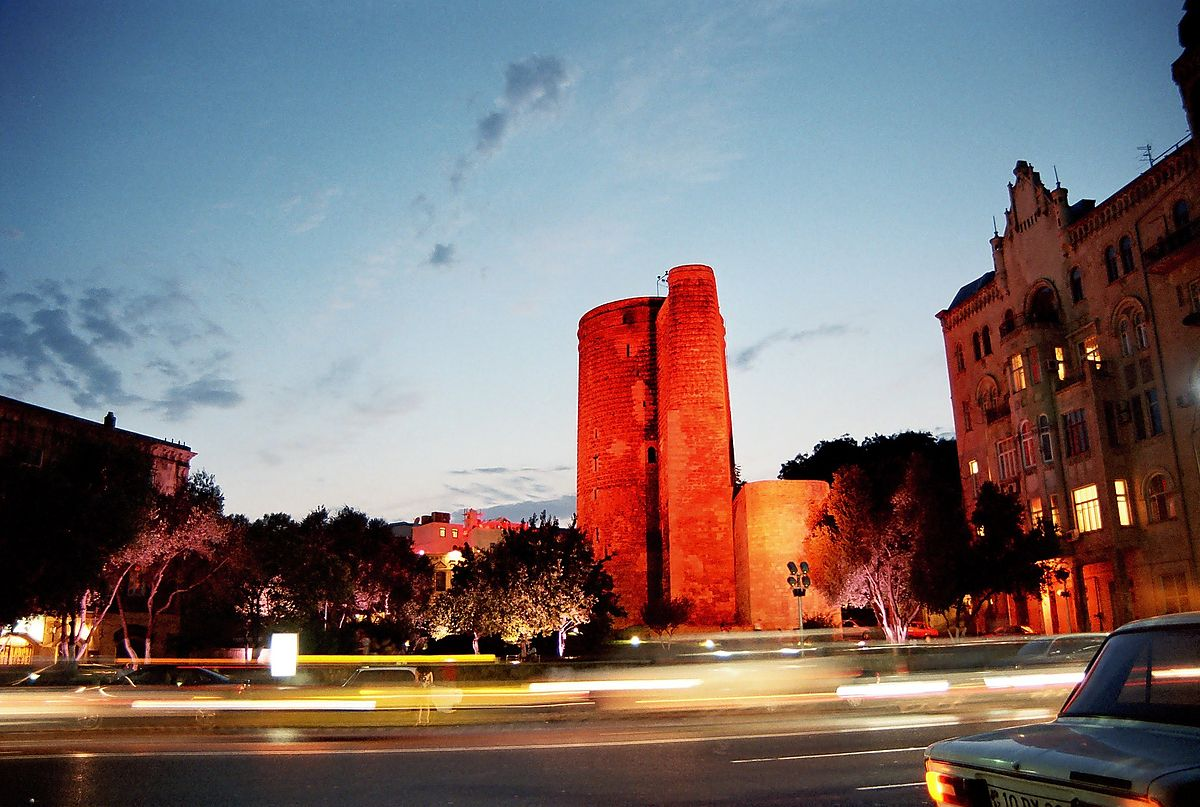 Bakıda bu məkanlar qırmızı rənglə işıqlandırıldı - FOTO