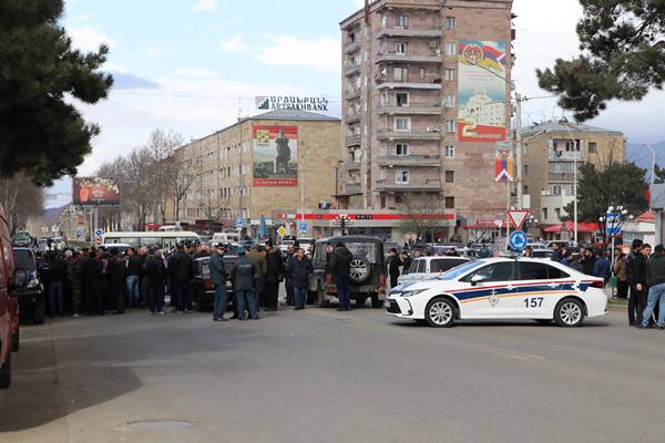 Xankəndidə GƏRGİNLİK: Əsas yollar bağlanıb
