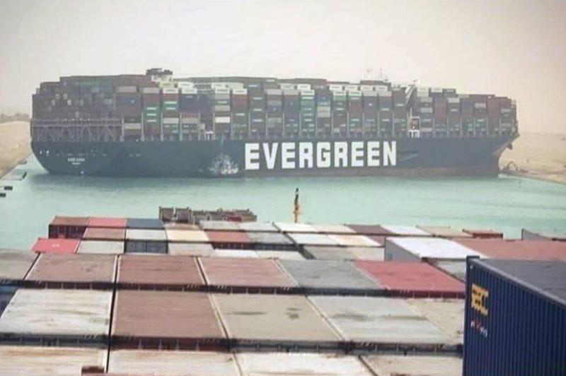 Süveyş kanalında yük gəmisi ilişdi, hərəkət dayandırıldı