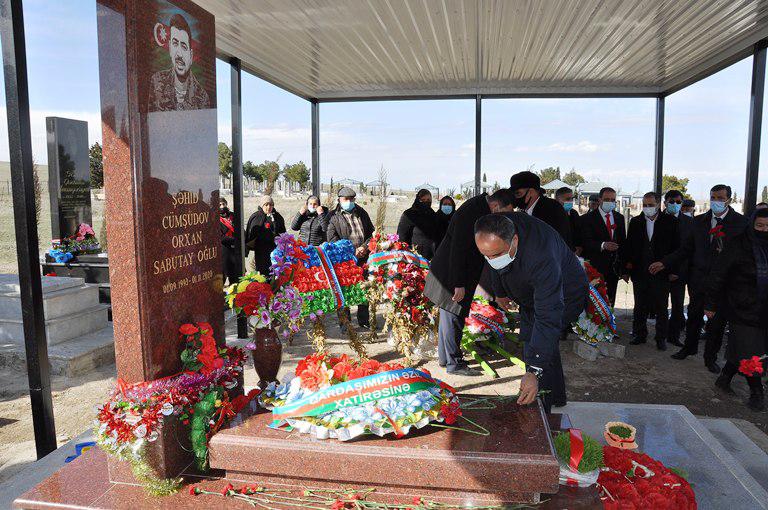 İcra başçısı Novruz bayramında şəhid məzarlarını ziyarət etdi