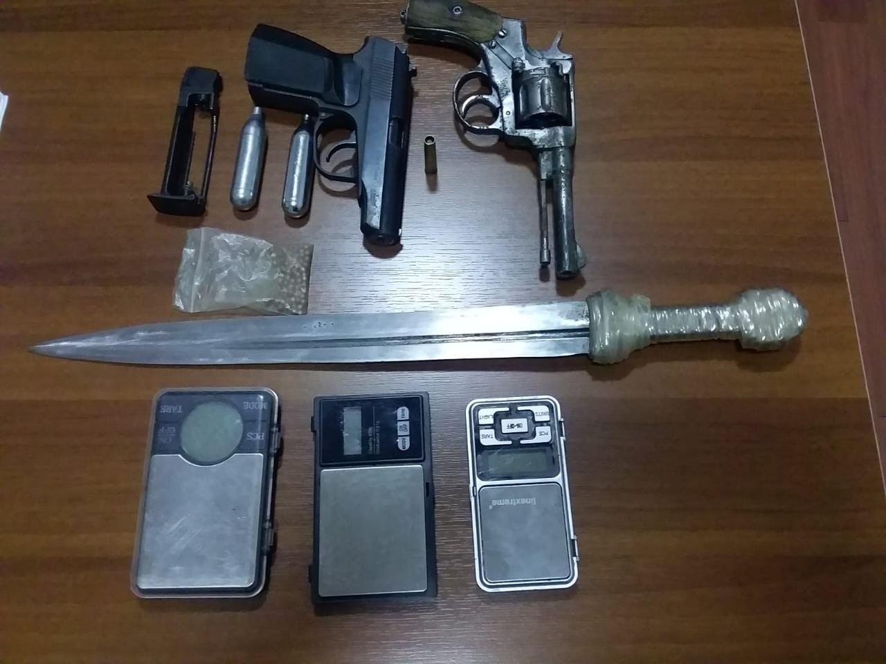 Yevlaxda əməliyyat: Narkotik və silah aşkarlanıb