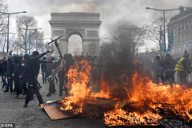 Paris küçələrində yeni etiraz dalğası