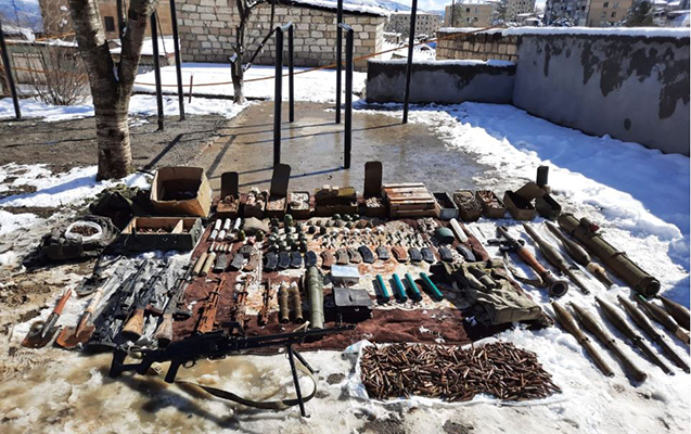 Şuşada ermənilərin atıb qaçdığı silahlar tapıldı