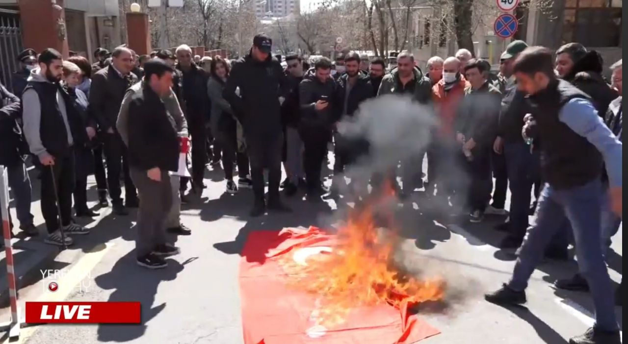 Yerevanda Türkiyə bayrağı yandırıldı – FOTO