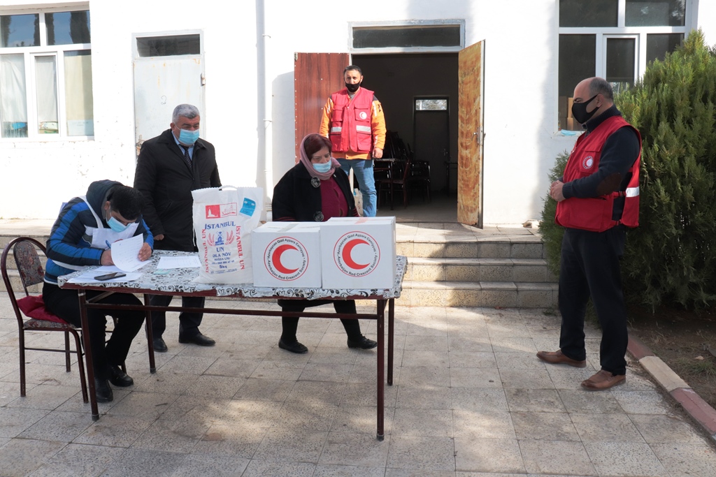 Naftalanda AzQAC-nin dəstəyi ilə qazilərə və aztəminatlı ailələrə yardımlar paylanılıb