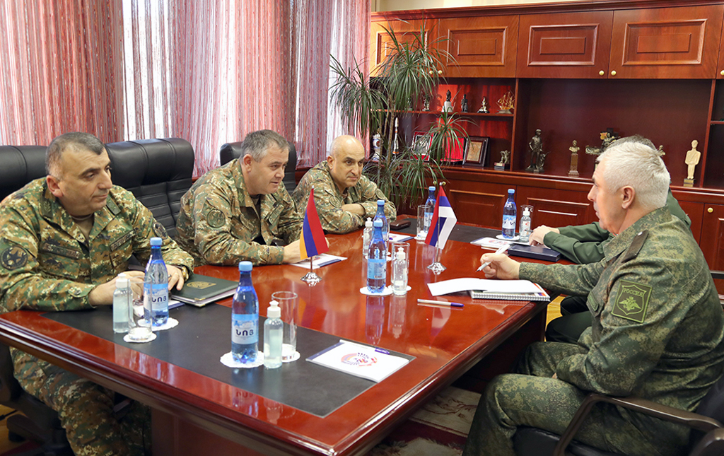 Erməni general Qarabağdakı rus sülhməramlılarının komandirilə “əsirləri” müzakirə etdi 