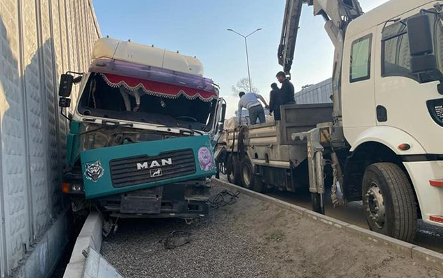 Bakıda yük maşını qəza törətdi