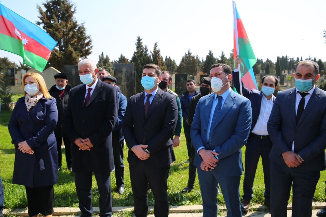 Binəqədidə Aprel şəhidlərinin məzarı ziyarət olundu - FOTO