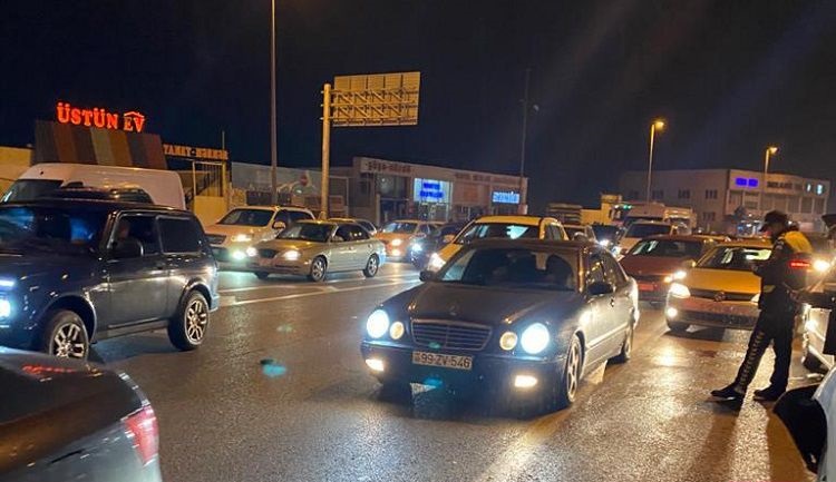 Bakıda piyada iki maşının arasında qalaraq komaya düşdü - FOTO