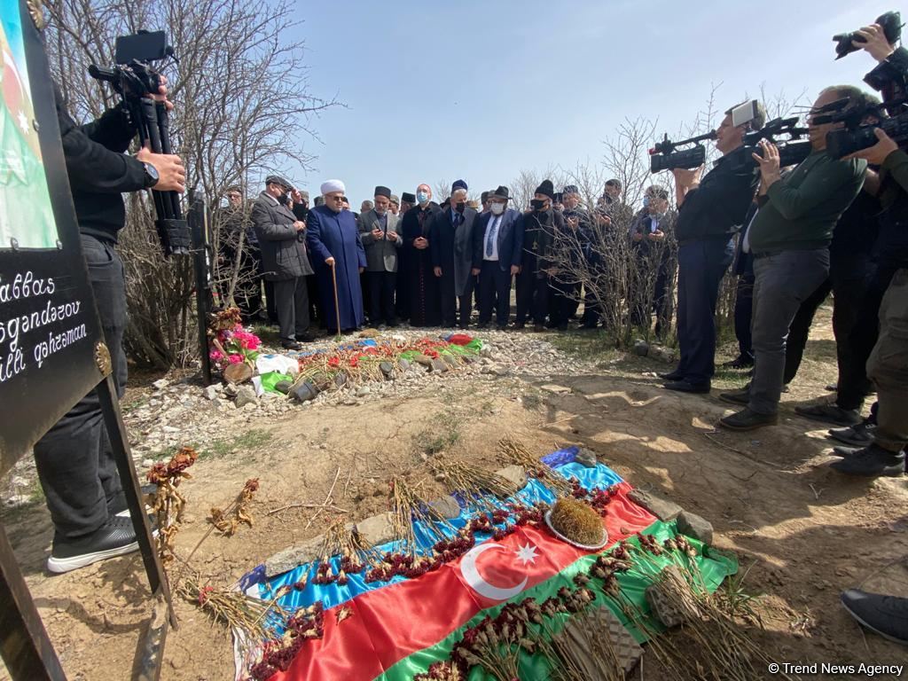 Şeyx Milli Qəhrəman Allahverdi Bağırovun məzarını ziyarət etdi - FOTOLAR