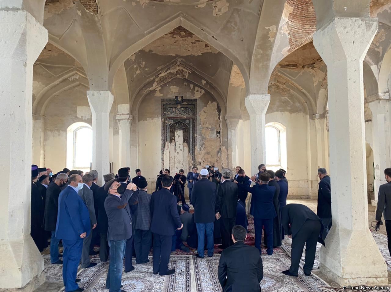 Şeyxin imamətliyi ilə Ağdam Cümə məscidində namaz qılındı - FOTOLAR