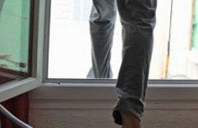 Gəncədə kişi özünü binadan atdı - FOTO
