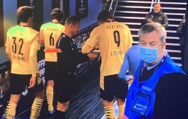 Hakim futbolçudan buna görə avtoqraf istəyib