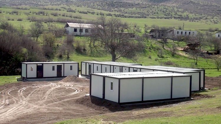Azad olunmuş ərazilərdə modul tipli yataqxanalar quraşdırılır - VİDEO