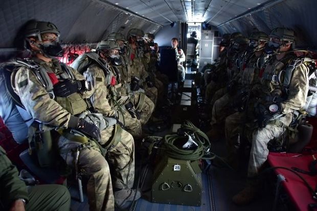Türkiyə xüsusi təyinatlılarının gecə paraşütlə tullanma görüntüləri - VİDEO