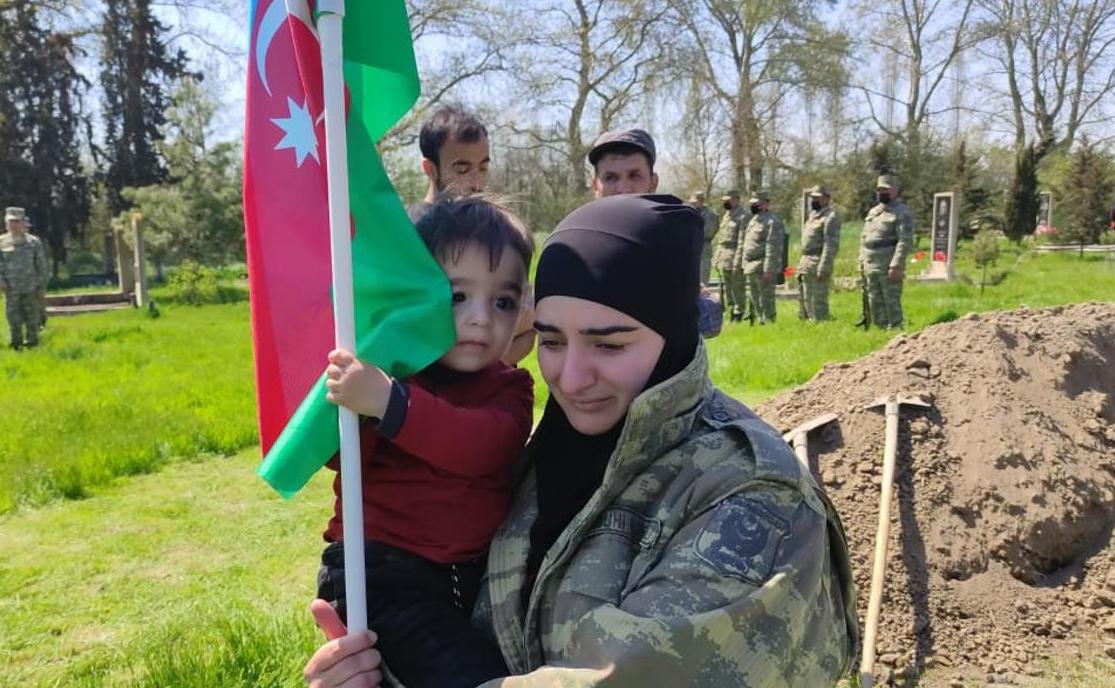 Şəhid hərbçimizin büküldüyü bayraq 2 yaşlı oğluna verildi