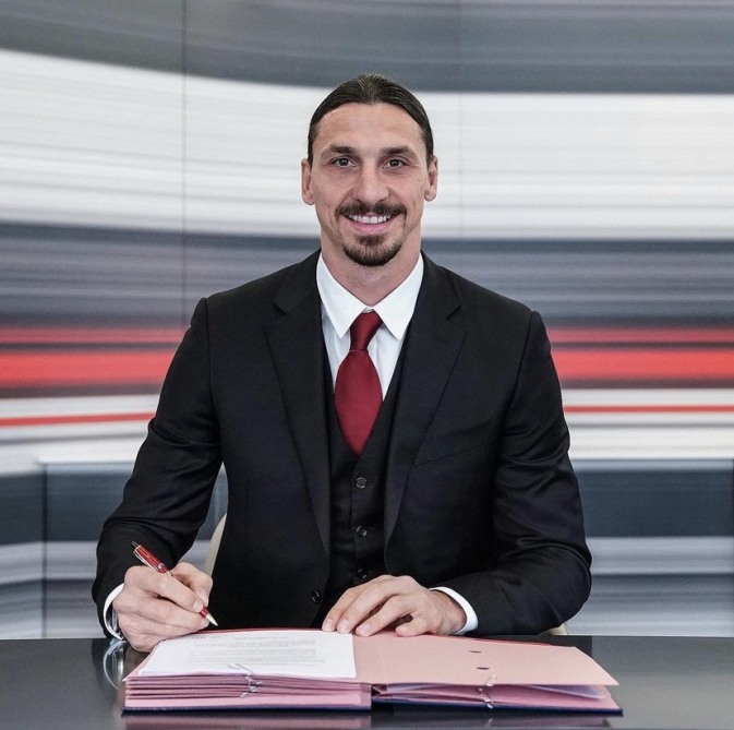 İbrahimoviç daha bir il 