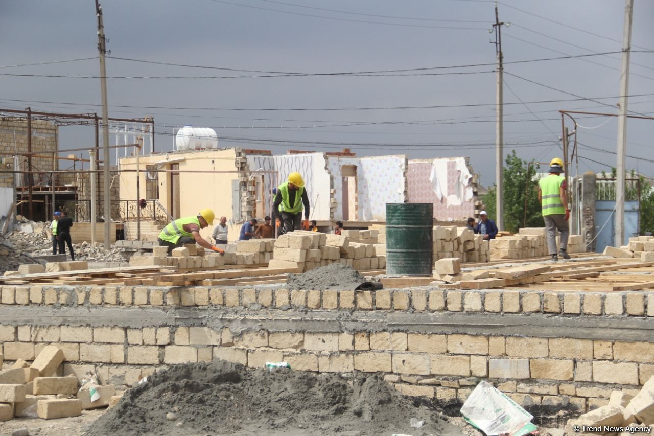 Gəncədə dağılan evlər bərpa olunur - FOTO