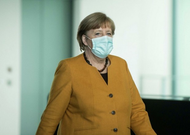Merkel Almaniya Bundestaqında dindirildi