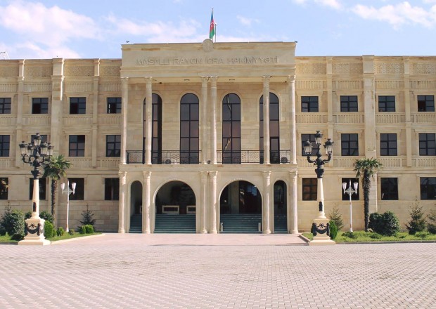 Bu icra hakimiyyətinin qarşısında intihara cəhd edildi