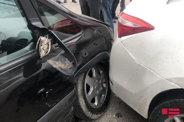 YPX avtomobili qəzaya düşdü, polis əməkdaşı xəsarət aldı – FOTO