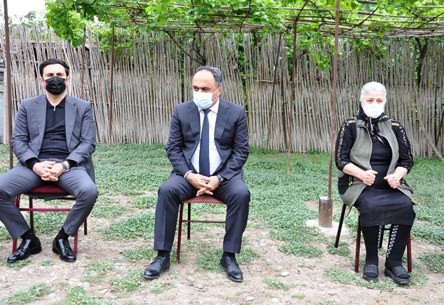 İcra başçısı itkin düşən hərbçimizin ailəsini ziyarət edib