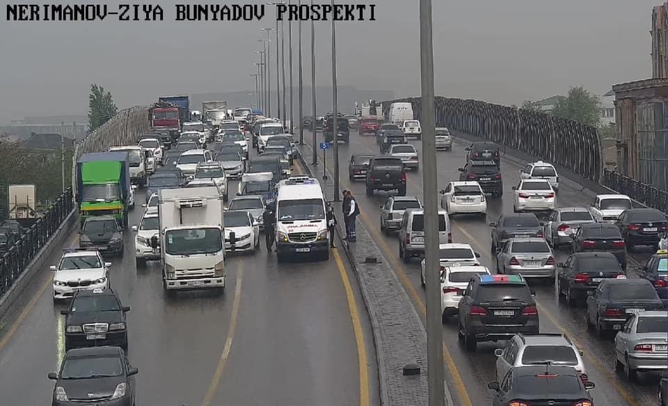 20 Yanvar dairəsi istiqamətində iki yol qəzası - tıxac yarandı