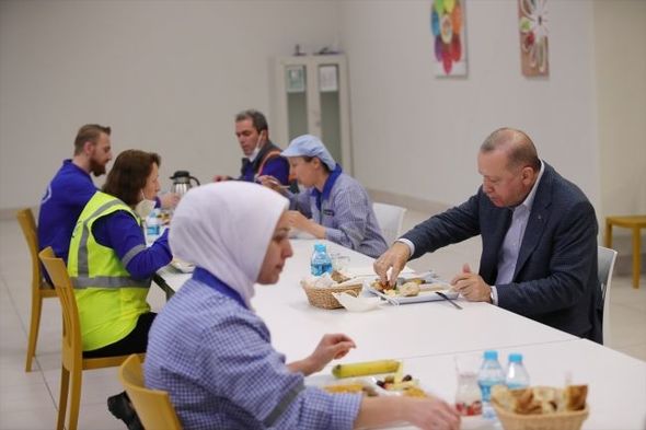 Ərdoğan iftarını fabrik işçiləri ilə birgə açdı - FOTO