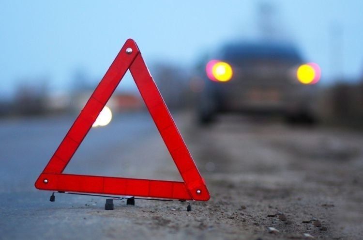 Sabirabadda ”КамАЗ” yol kənarına aşdı