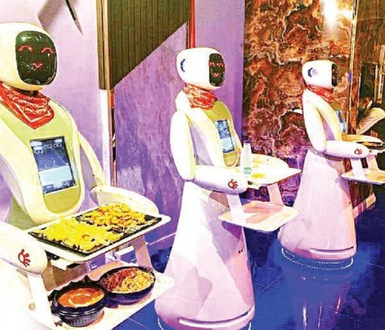 Səudiyyə Ərəbistanında robotlar ofisiantlığa başladı