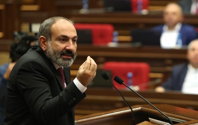 Paşinyan deputata ACIQLANDI: “Bəlkə koordinatları da azərbaycanlılara verəsiniz...”