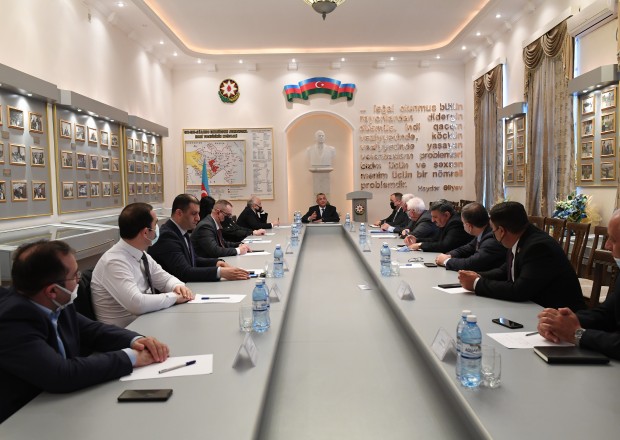 Rövşən Rzayev İctimai Şuranın yeni üzvləri ilə görüşdü