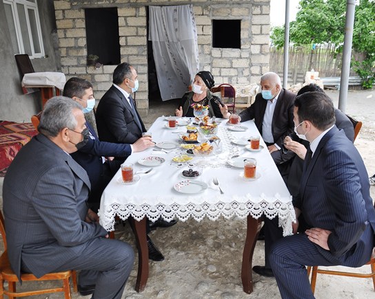 İcra başçısı Şəhid anasını evində ziyarət edib