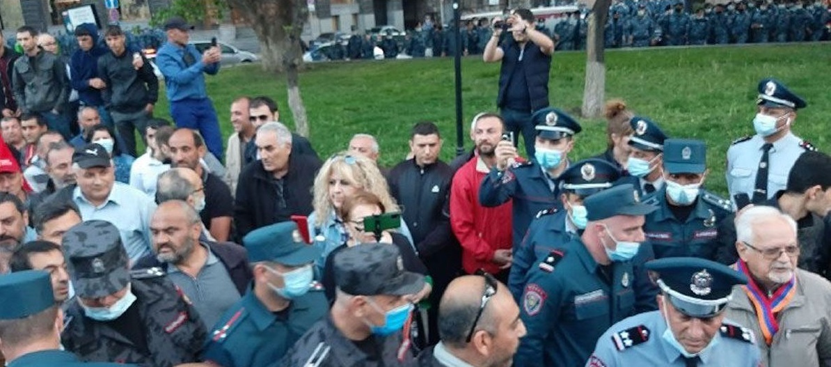Lavrov İrəvanda etirazla qarşılandı