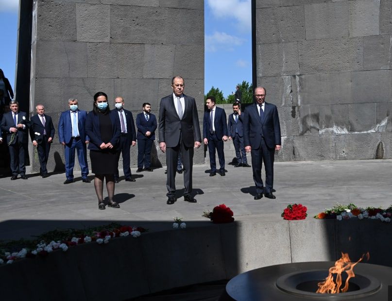 Lavrov “erməni soyqırımı” abidəsi önündə baş əydi - FOTOLAR