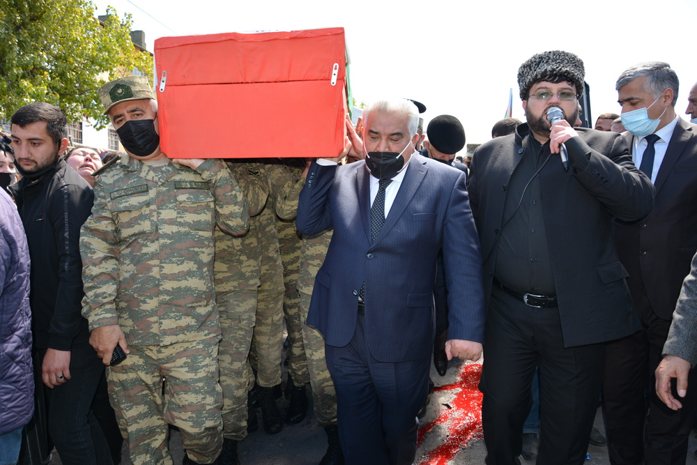 İcra başçısı Şəhidin tabutunu daşıdı - FOTOLAR