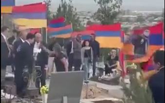 Əsgər valideynləri Köçəryanı qəbiristanlıqdan qovdular - VİDEO 