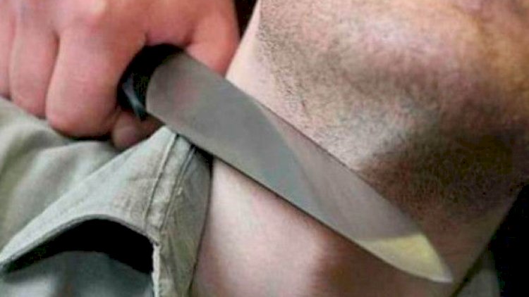Balakəndə kişi öz qırtlağını kəsdi