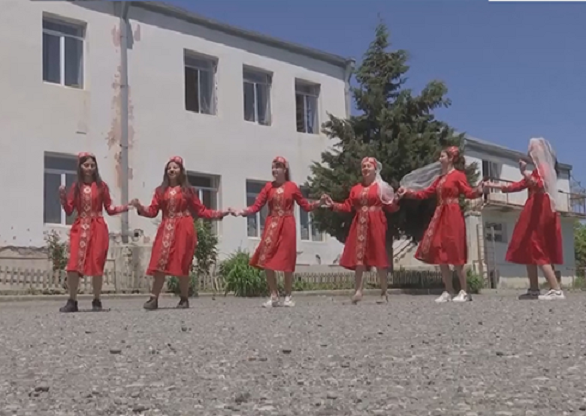 Erməni qızlar sülhməramlılar üçün oynadı - FOTO