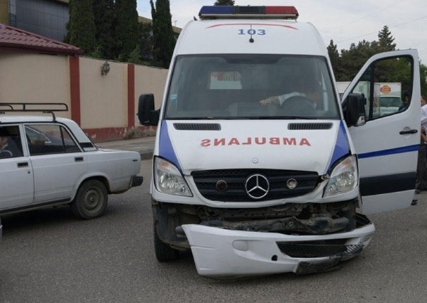 Gəncədə iki ambulans toqquşdu - yaralananlar var