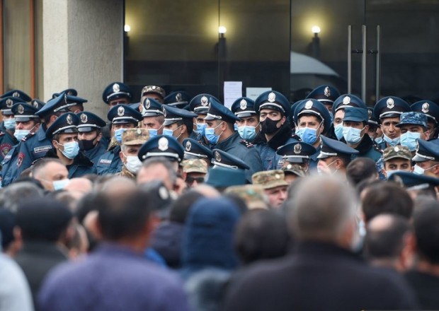 Ermənistanda etirazçılar Gümrü-Yerevan yolunu bağladılar