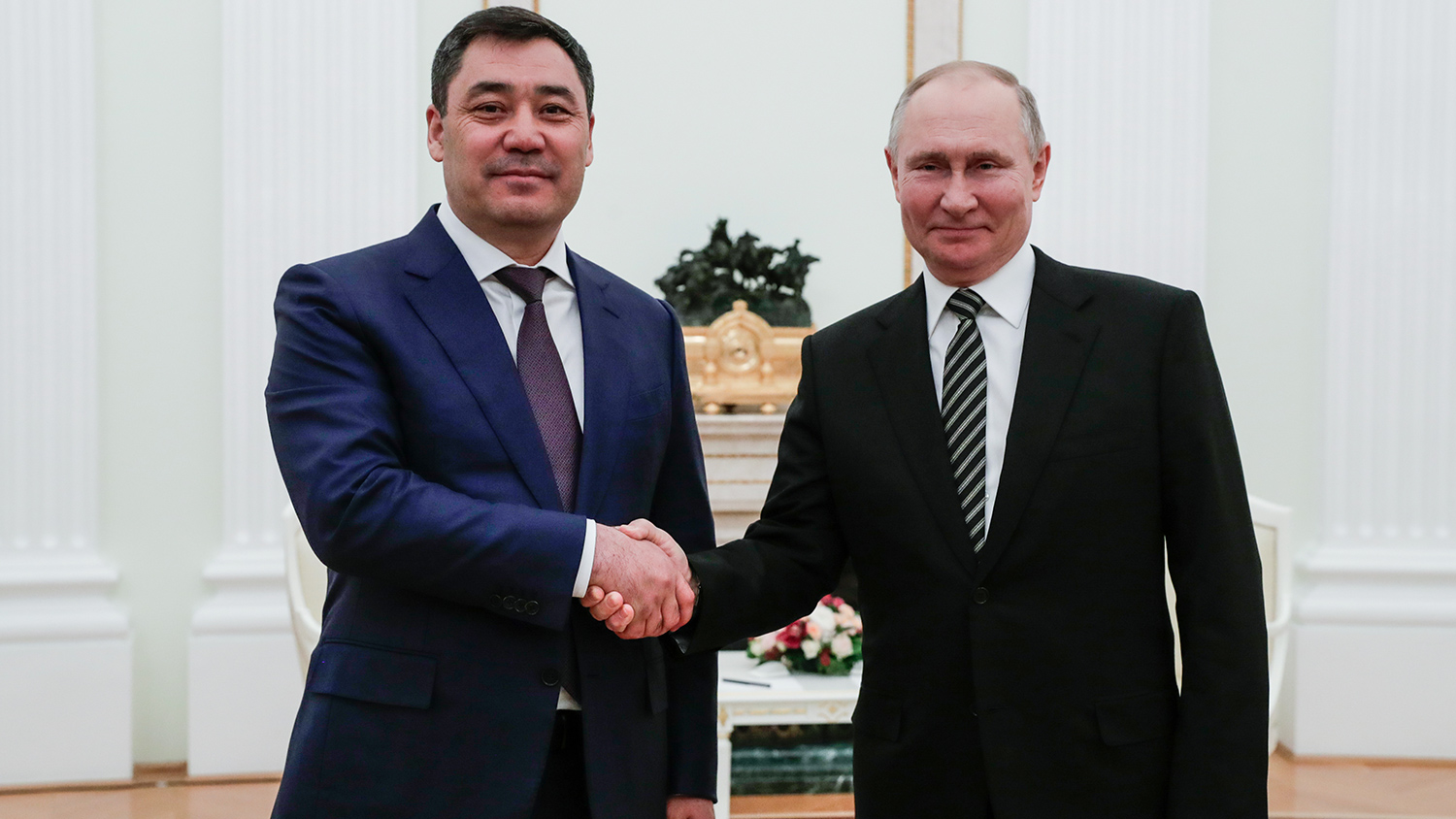 Qırğızıstan lideri Putinlə görüş üçün izolyasiya olundu