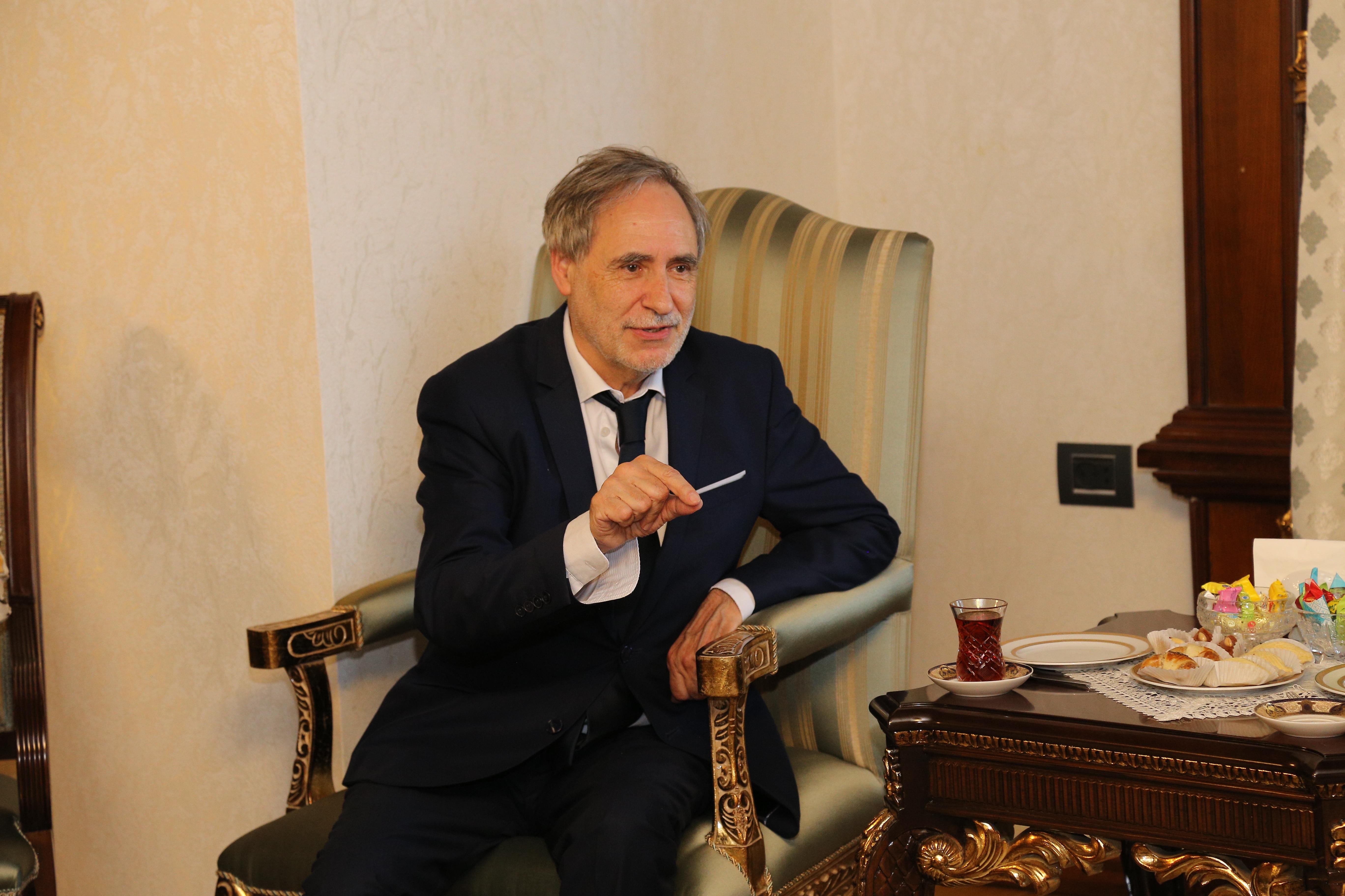 Şeyx fransalı jurnalistlərə müsahibə verdi - FOTO