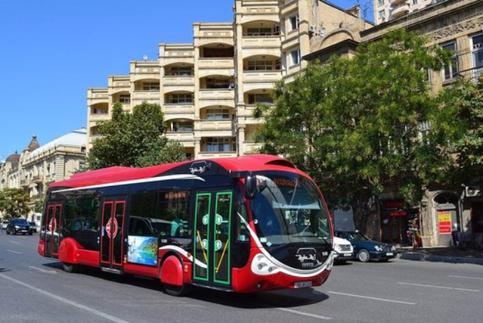 Paytaxtda avtobus velosipedçini vurdu