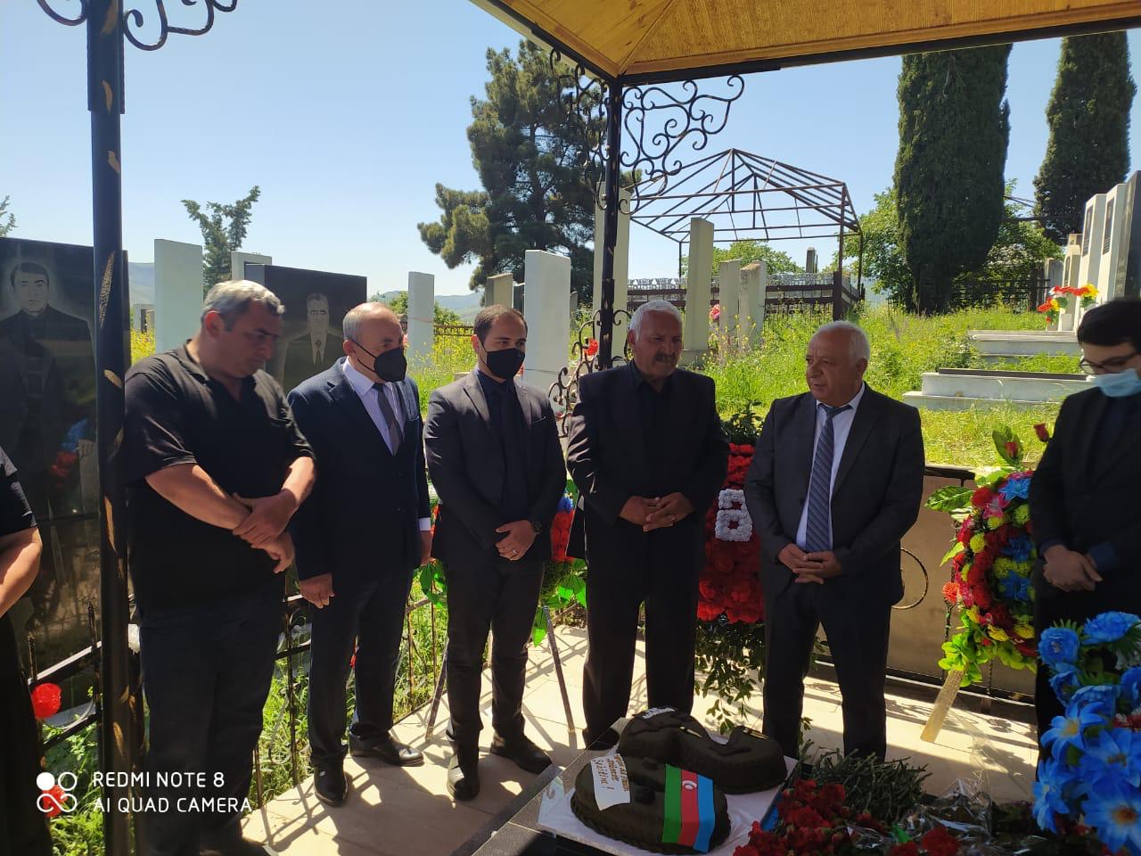 Şəhid Əli Qasımovun doğum günündə məzarı ziyarət olunub
