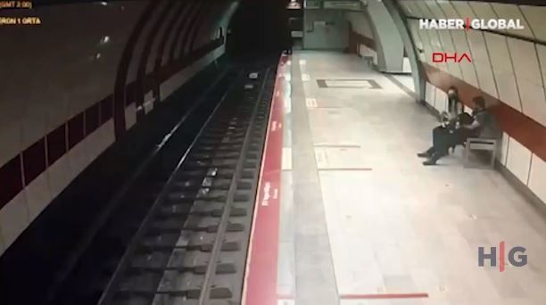 Metroda qadın özünü qatarın altına atdı – VİDEO