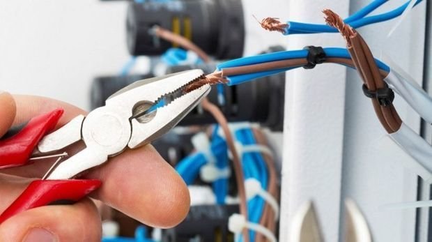 Fəhləni elektrik cərəyanı vurdu