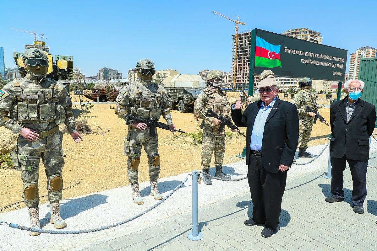 Ahıl şəxslər Hərbi Qənimətlər Parkında - FOTOLAR