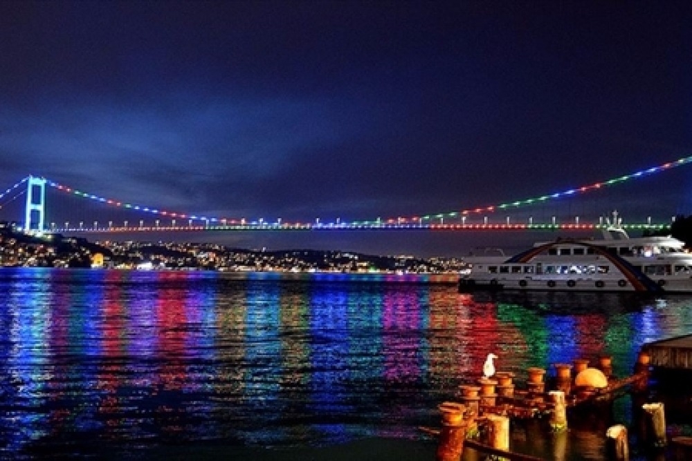İstanbul körpüləri Azərbaycan bayrağının rəngləri ilə işıqlandırıldı