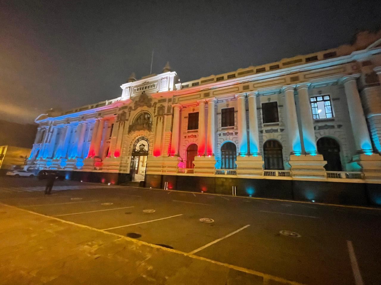 Perunun dövlət binaları Azərbaycan bayrağının rəngləri ilə işıqlandırıldı - FOTO